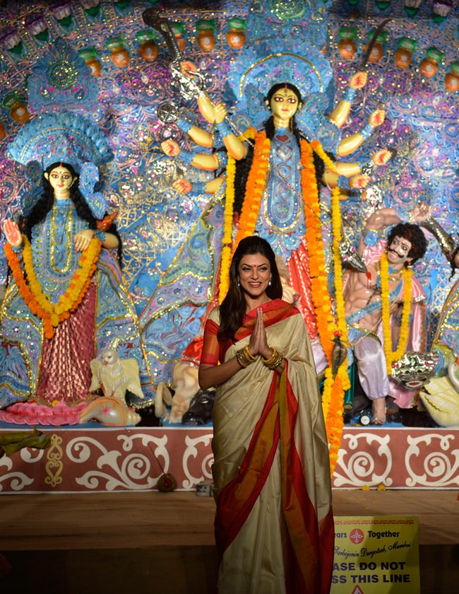 दुर्गा पूजा पंडाल में खूबसूरत अंदाज में पहुंची सुष्मिता सेन, रानी मुखर्जी