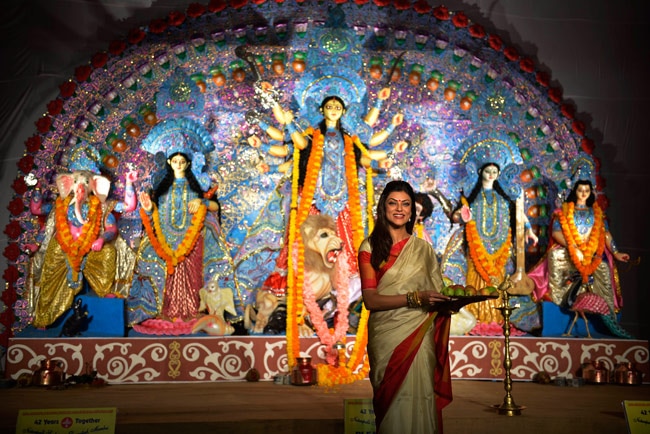 दुर्गा पूजा पंडाल में खूबसूरत अंदाज में पहुंची सुष्मिता सेन, रानी मुखर्जी