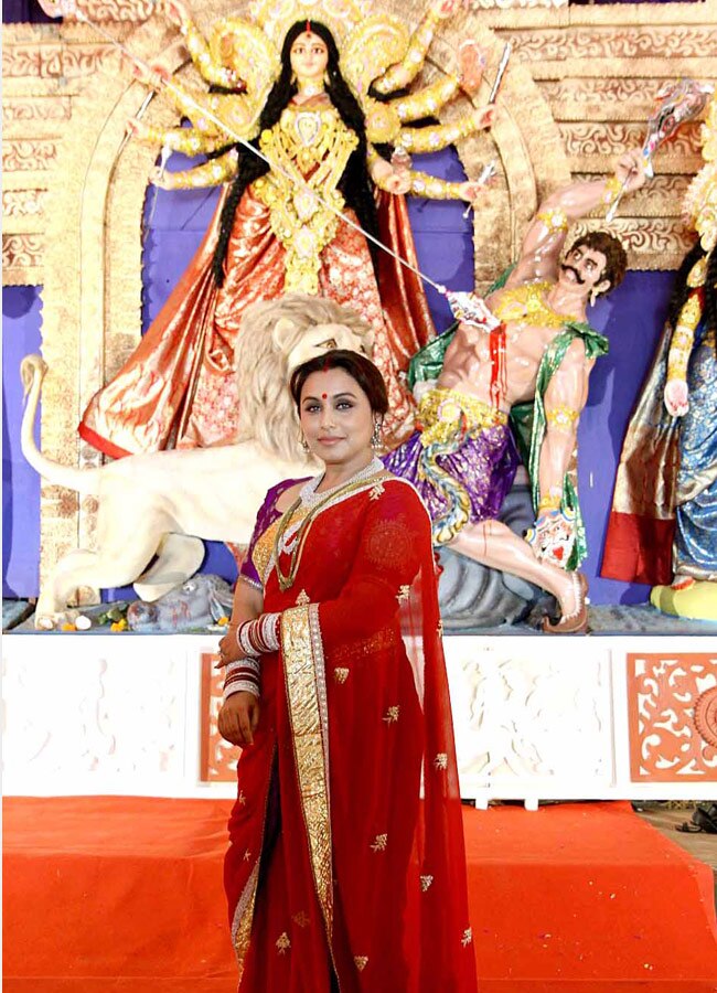 दुर्गा पूजा पंडाल में खूबसूरत अंदाज में पहुंची सुष्मिता सेन, रानी मुखर्जी
