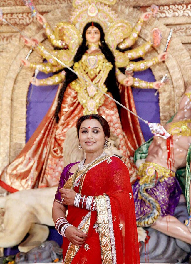 दुर्गा पूजा पंडाल में खूबसूरत अंदाज में पहुंची सुष्मिता सेन, रानी मुखर्जी