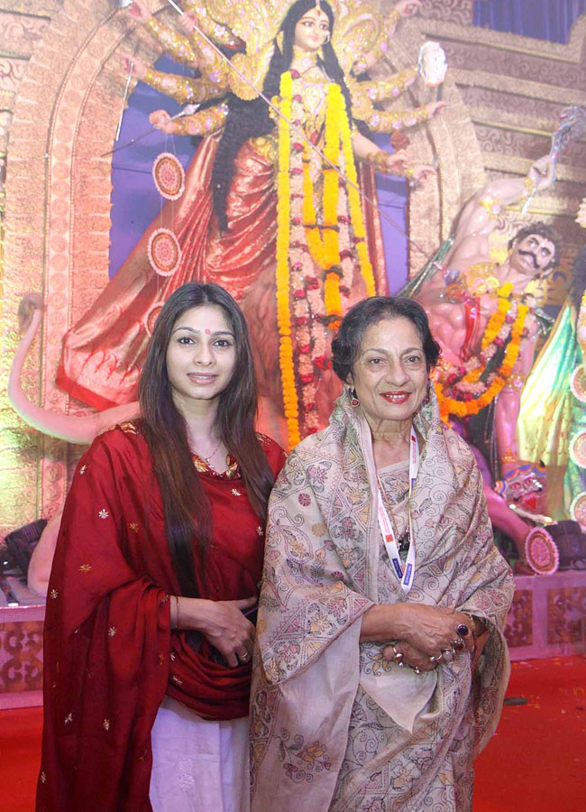 दुर्गा पूजा पंडाल में खूबसूरत अंदाज में पहुंची सुष्मिता सेन, रानी मुखर्जी