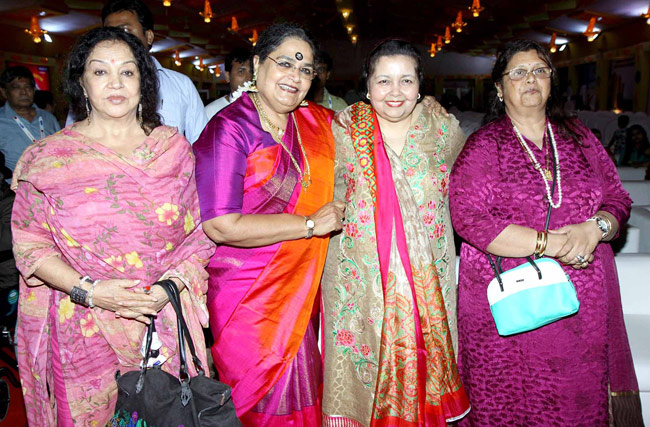 दुर्गा पूजा पंडाल में खूबसूरत अंदाज में पहुंची सुष्मिता सेन, रानी मुखर्जी