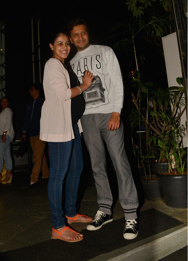 ...जब छुपते-छुपाते घर से बाहर निकले सैफ-करीना, जेनेलिया-रितेश