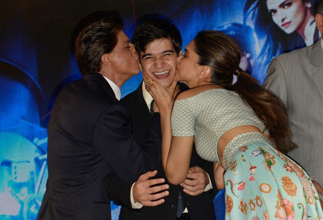 'HNY' के शराबी सॉन्‍ग के लॉन्‍च पर किस की बौछार