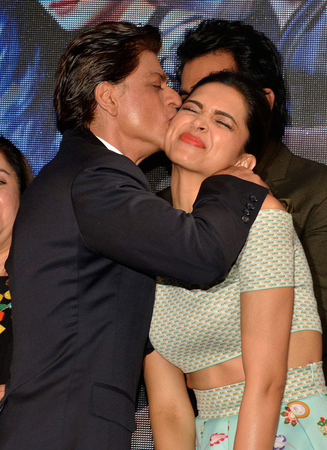 'HNY' के शराबी सॉन्‍ग के लॉन्‍च पर किस की बौछार