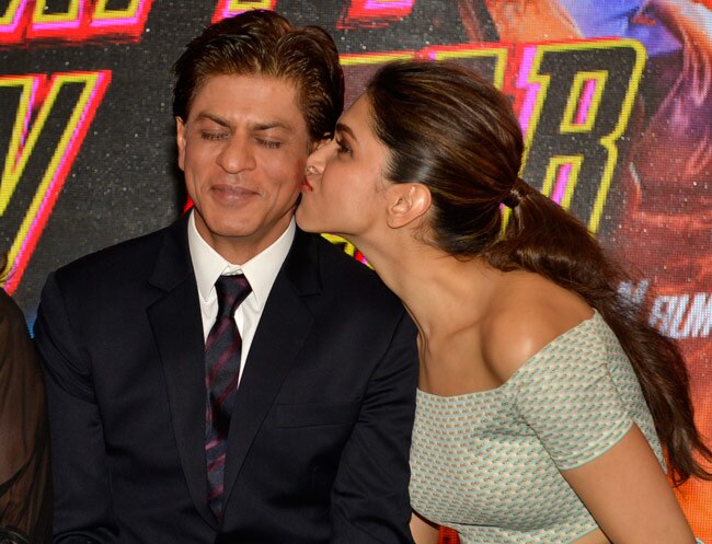 'HNY' के शराबी सॉन्‍ग के लॉन्‍च पर किस की बौछार