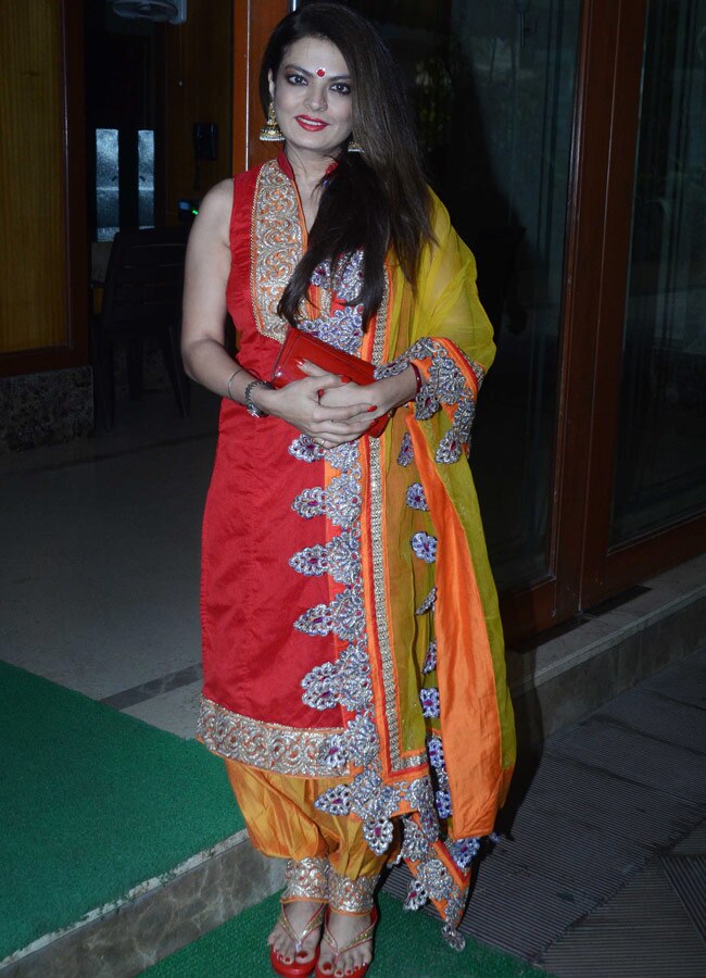 बॉलीवुड में नवरात्र की धूम, मान्यता के घर माता की चौकी