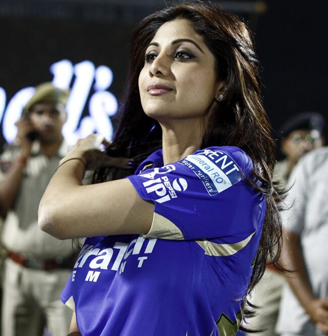 सितारों ने खरीदी टीम, खेल में लगा ग्लैमर का तड़का