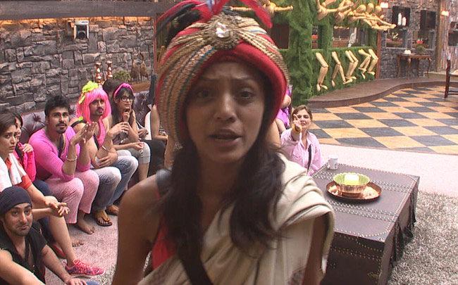 Bigg Boss 8: आज उतारेंगे एक-दूसरे की नकल