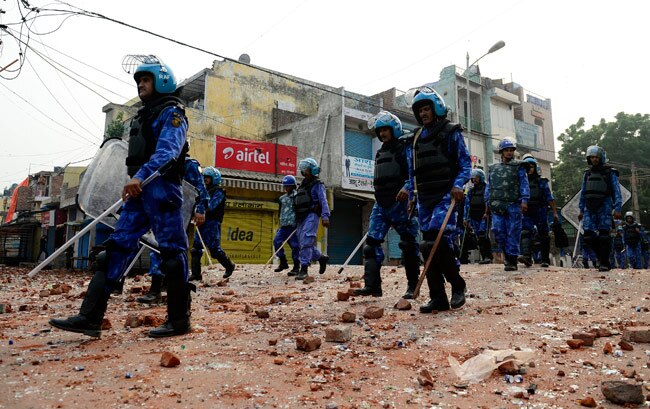 दिल्ली: त्रिलोकपुरी में सांप्रदायिक हिंसा, पुलिस ने लगाई धारा 144