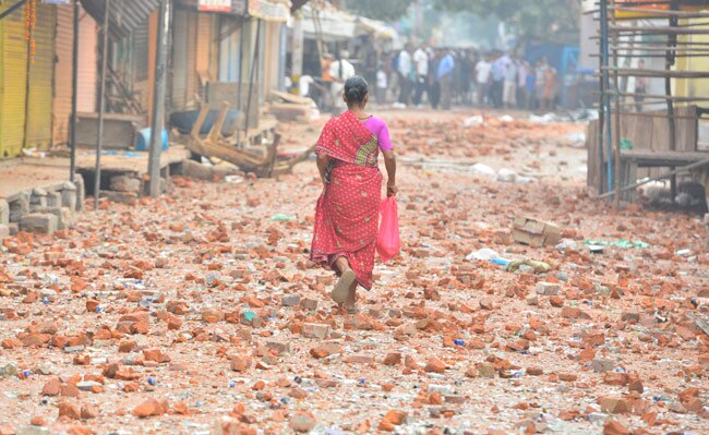 दिल्ली: त्रिलोकपुरी में सांप्रदायिक हिंसा, पुलिस ने लगाई धारा 144