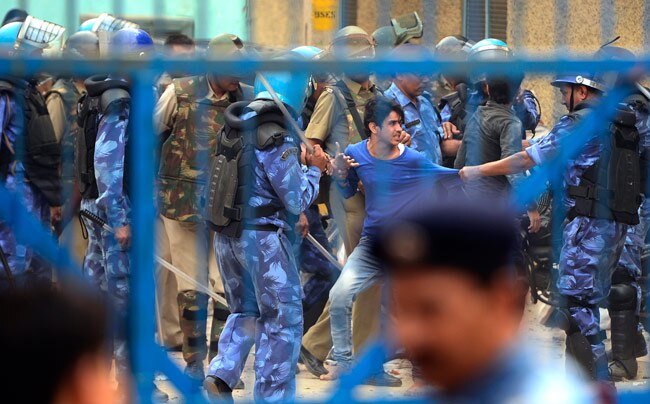 दिल्ली: त्रिलोकपुरी में सांप्रदायिक हिंसा, पुलिस ने लगाई धारा 144