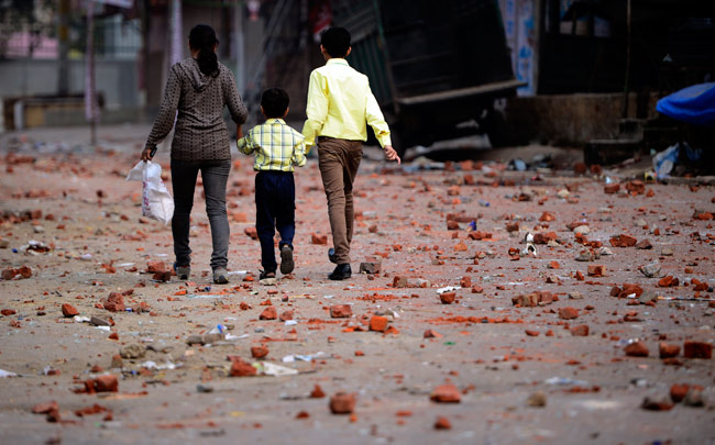 दिल्ली: त्रिलोकपुरी में सांप्रदायिक हिंसा, पुलिस ने लगाई धारा 144