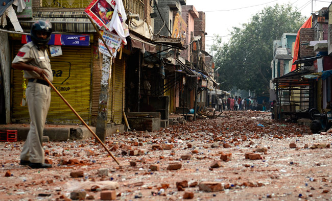 दिल्ली: त्रिलोकपुरी में सांप्रदायिक हिंसा, पुलिस ने लगाई धारा 144