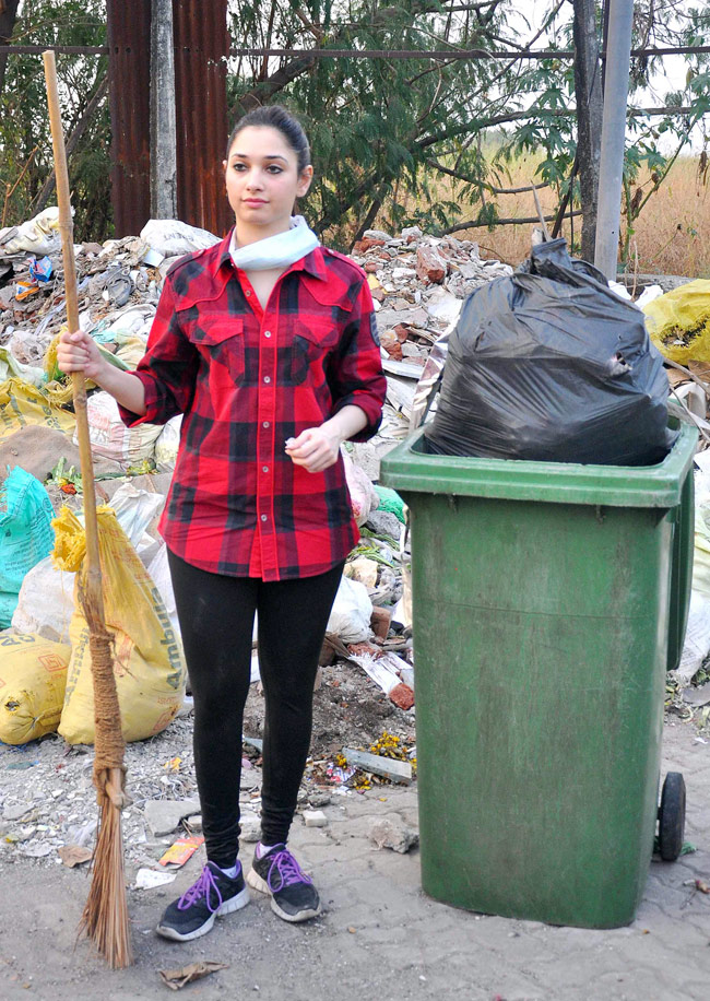 स्वच्छ भारत के लिए तमन्ना भाटिया ने उठाई झाड़ू