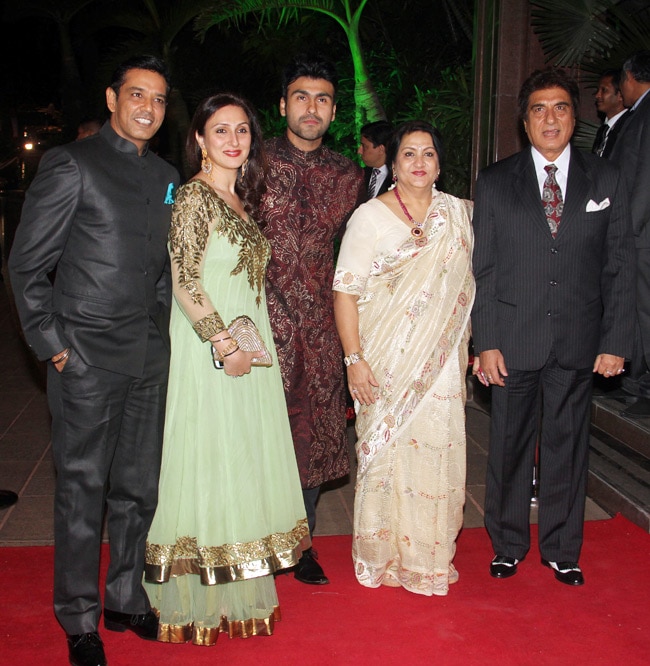 बॉलीवुड सितारों से रोशन हुआ अर्पिता-आयुष का रिसेप्शन