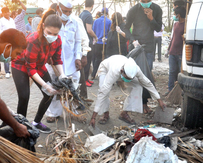 स्वच्छ भारत के लिए तमन्ना भाटिया ने उठाई झाड़ू