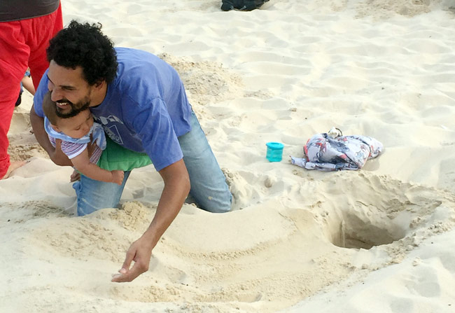 नाराज लोगों ने रेत में गाड़ दिया अपना सिर