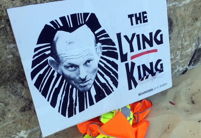 नाराज लोगों ने रेत में गाड़ दिया अपना सिर