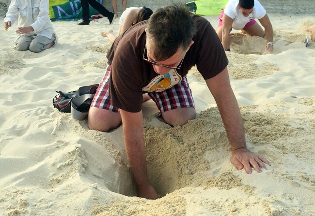 नाराज लोगों ने रेत में गाड़ दिया अपना सिर