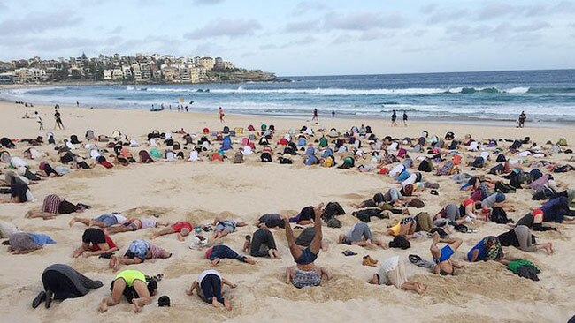 नाराज लोगों ने रेत में गाड़ दिया अपना सिर