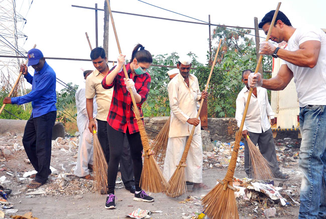 स्वच्छ भारत के लिए तमन्ना भाटिया ने उठाई झाड़ू