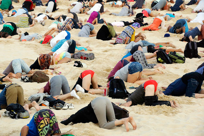 नाराज लोगों ने रेत में गाड़ दिया अपना सिर