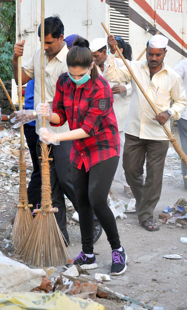 स्वच्छ भारत के लिए तमन्ना भाटिया ने उठाई झाड़ू