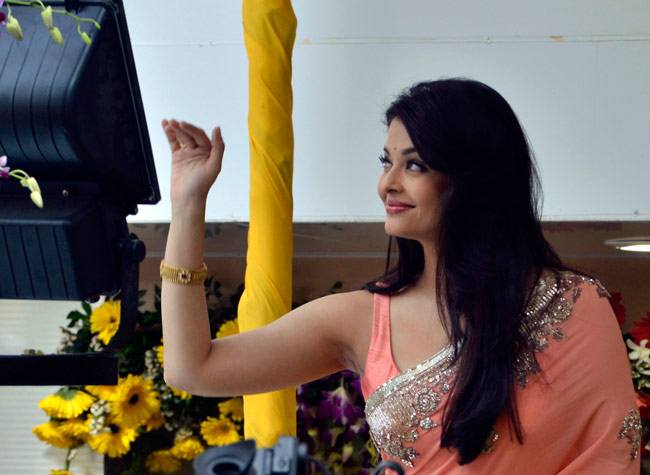 ज्वैलरी स्टोर की लॉन्चिंग पर मोहक और हसीन नजर आईं ऐश्वर्या राय बच्चन