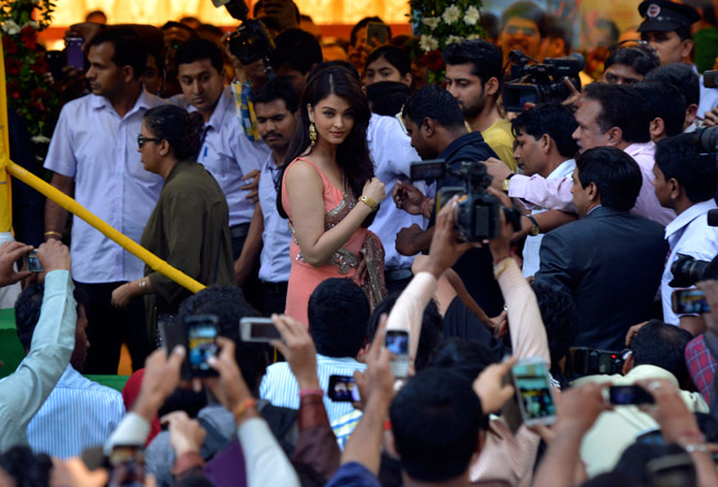 ज्वैलरी स्टोर की लॉन्चिंग पर मोहक और हसीन नजर आईं ऐश्वर्या राय बच्चन