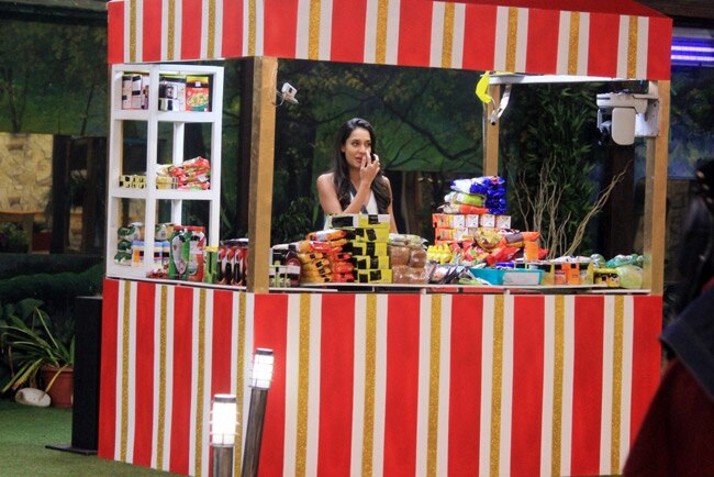 'द शौकीन्स' फिल्म के प्रमोशन के लिए 'बिग बॉस' पहुंची लीजा हेडन