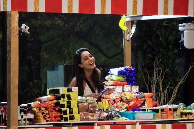 'द शौकीन्स' फिल्म के प्रमोशन के लिए 'बिग बॉस' पहुंची लीजा हेडन