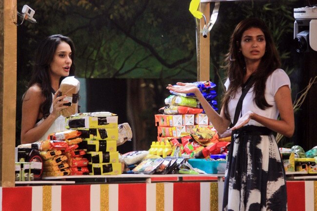 'द शौकीन्स' फिल्म के प्रमोशन के लिए 'बिग बॉस' पहुंची लीजा हेडन