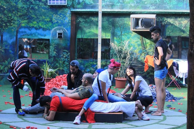 Bigg Boss 8: लग्जरी टास्क बन गया गले की फांस
