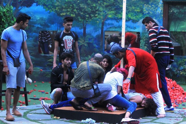 Bigg Boss 8: लग्जरी टास्क बन गया गले की फांस