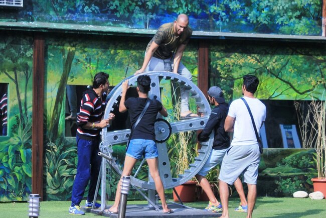 Bigg Boss 8: लग्जरी टास्क बन गया गले की फांस
