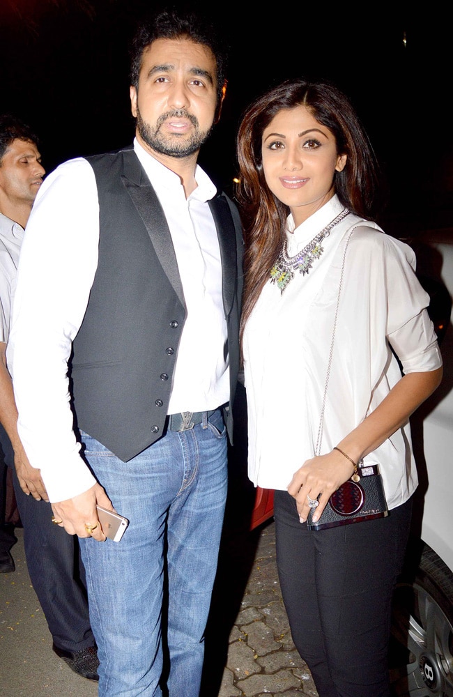 43 की हुईं तब्बू, देखें बर्थडे पार्टी की तस्वीरें