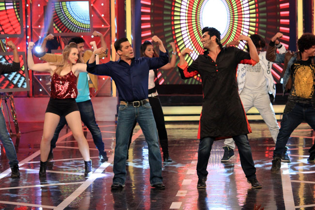 Bigg Boss 8: अर्जुन कपूर ने परखे घर वालों के 'तेवर'