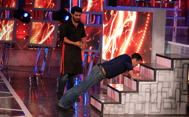 Bigg Boss 8: अर्जुन कपूर ने परखे घर वालों के 'तेवर'