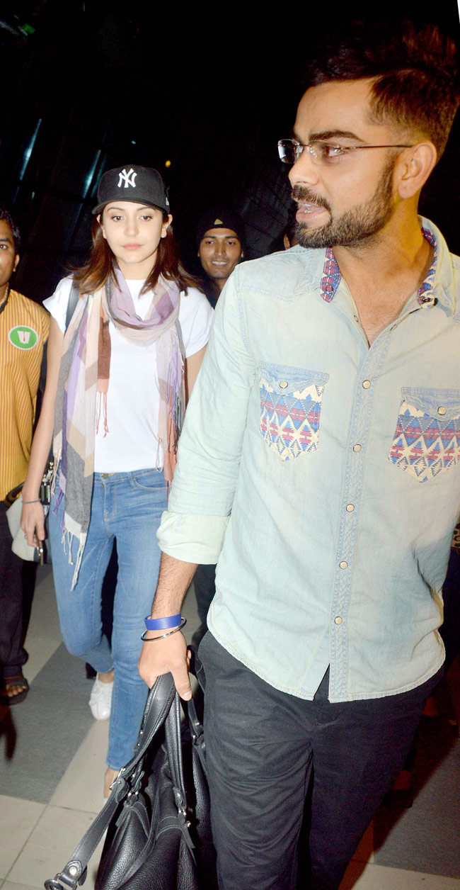 मुंबई एयरपोर्ट पर साथ नजर आए 'लवबर्ड्स' अनुष्का और विराट