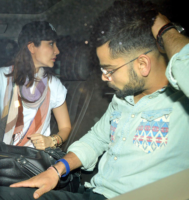 मुंबई एयरपोर्ट पर साथ नजर आए 'लवबर्ड्स' अनुष्का और विराट