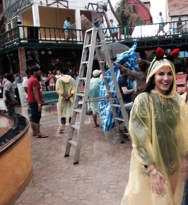 'मस्तीजादे' के सेट पर सनी लियोन की मस्ती