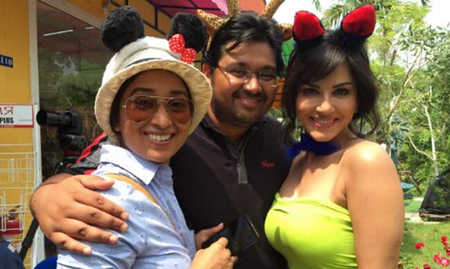 'मस्तीजादे' के सेट पर सनी लियोन की मस्ती