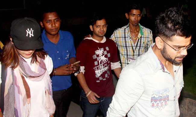 मुंबई एयरपोर्ट पर साथ नजर आए 'लवबर्ड्स' अनुष्का और विराट