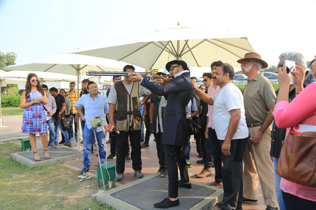 बंदूक चलाने में माहिर हुए रणवीर, अली और परिणीति