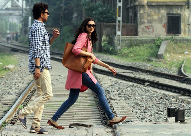 रेलवे ट्रैक पर घूमते नजर आए दीपिका और इरफान