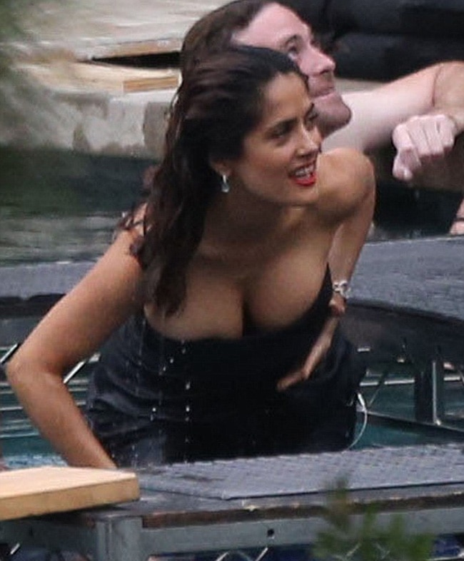 उफ्फ...स्विमिंग पूल से निकलते वक्त सलमा हायक के साथ ये क्या हुआ