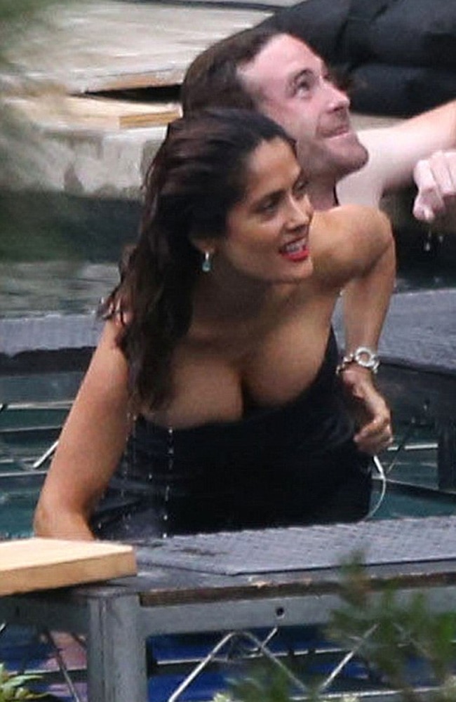 उफ्फ...स्विमिंग पूल से निकलते वक्त सलमा हायक के साथ ये क्या हुआ