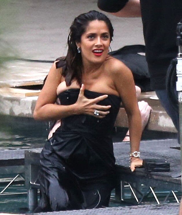 उफ्फ...स्विमिंग पूल से निकलते वक्त सलमा हायक के साथ ये क्या हुआ