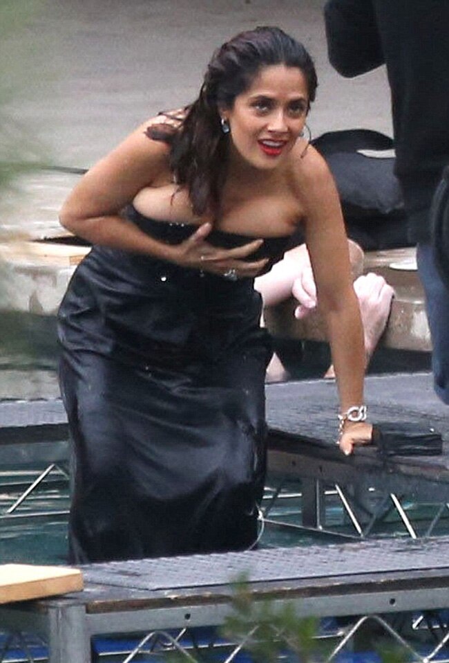 उफ्फ...स्विमिंग पूल से निकलते वक्त सलमा हायक के साथ ये क्या हुआ